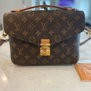 Gorgeous brown shoulder bag